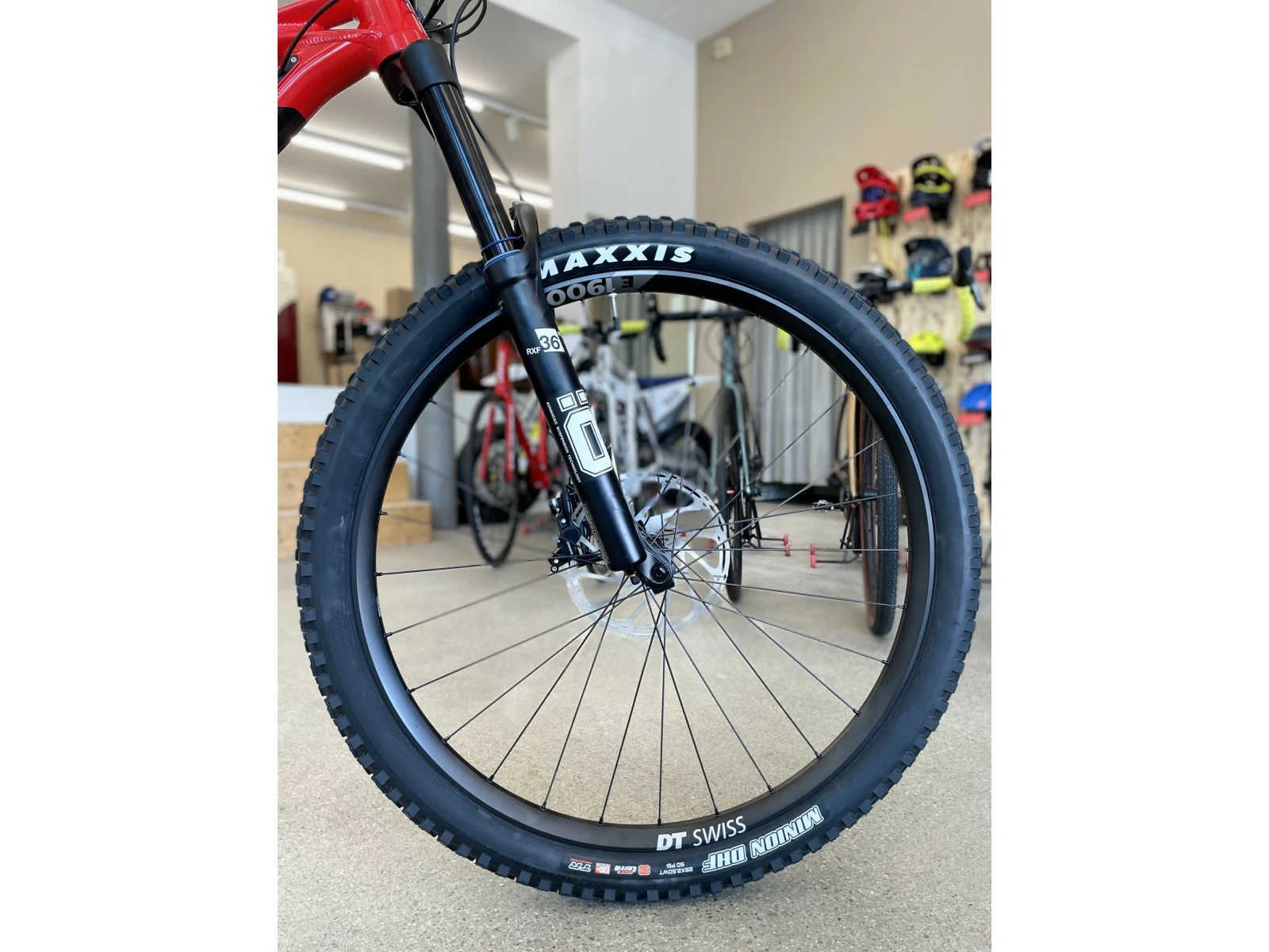 MONDRAKER Foxy R VTT All-Mountain Deep Purple / Flame Red 2022 9 MONDRAKER Foxy R VTT All-Mountain Deep Purple / Flame Red 2022 – Image 7