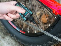 MUC-OFF Lubrifiant Chaîne Conditions Humides - Burette 120ml 9 MUC-OFF Lubrifiant Chaîne Conditions Humides - Burette 120ml -Promos Vtt Complets Boutique muc off lubrifiant chaine conditions humides burette 120ml 3