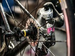 MUC-OFF MO-94 Dégrippant / Lubrifiant - Aérosol 750ml -Promos Vtt Complets Boutique muc off mo 94 degrippant lubrifiant aerosol 750ml 3