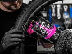 MUC-OFF Préventif Anti-crevaison No Puncture Hassle - Sachet 140ml -Promos Vtt Complets Boutique muc off preventif anti crevaison no puncture hassle sachet 140ml 1