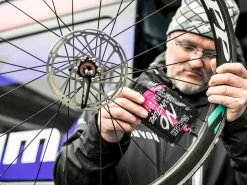 MUC-OFF Préventif Anti-crevaison No Puncture Hassle - Sachet 140ml -Promos Vtt Complets Boutique muc off preventif anti crevaison no puncture hassle sachet 140ml 2